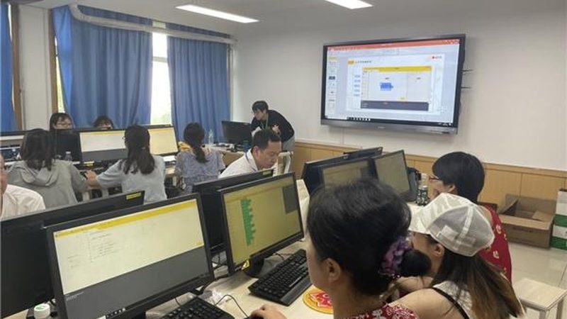 在寻找会计培训老师时，首先要关注其资质认证。会计培训老师通常需要具备以下资质：