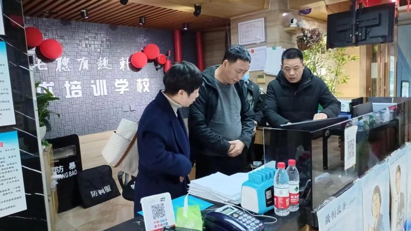 选择成人教育机构时，可以从以下几个方面了解：